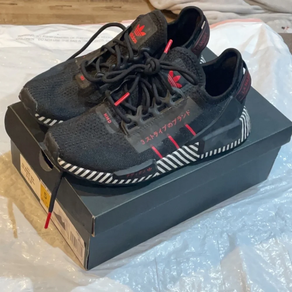 Adidas NMD child size 5 - Picture 2 of 4